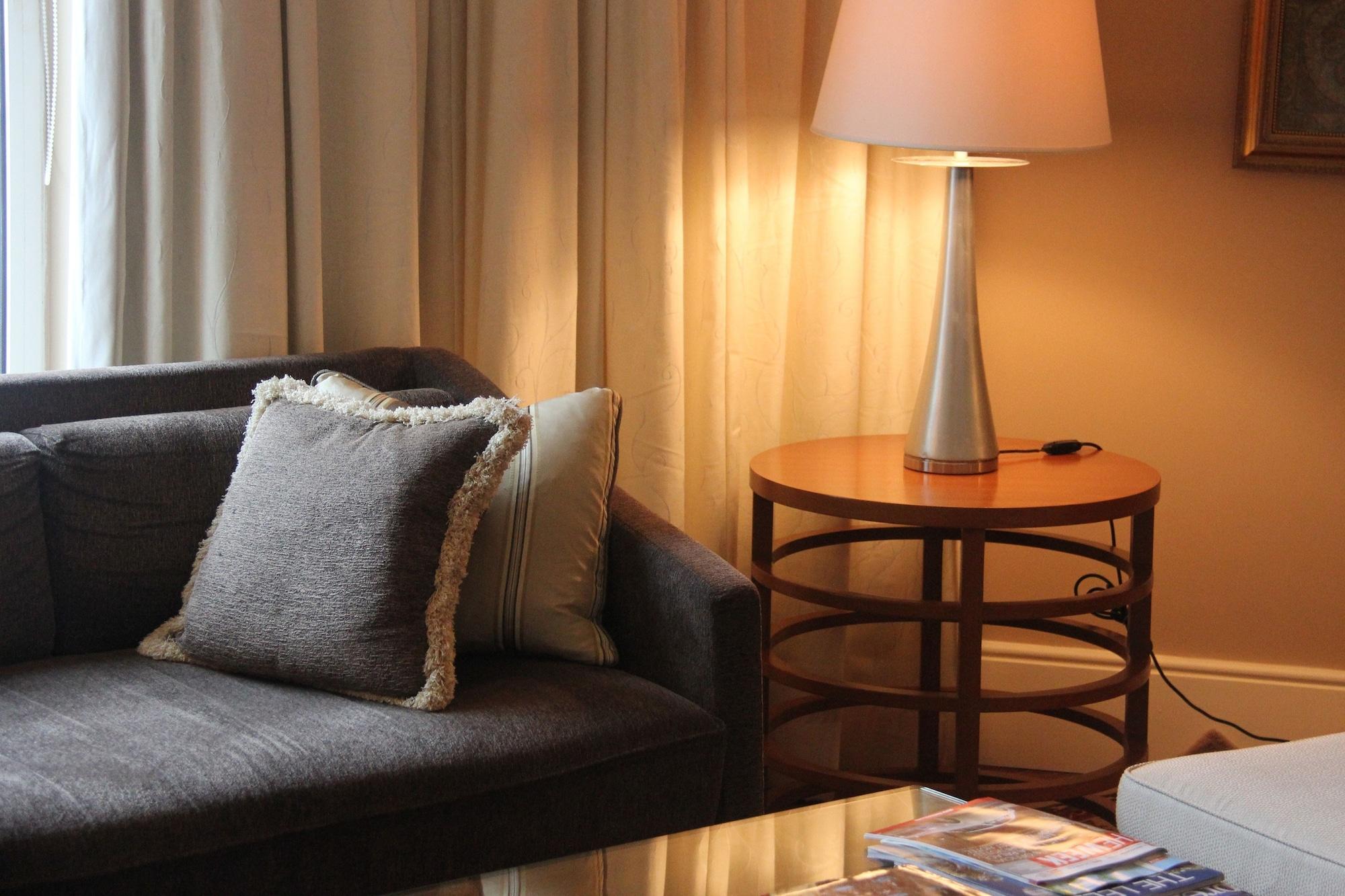 The Leela Mumbai, Airport Hotel Bagian luar foto A lamp on a side table