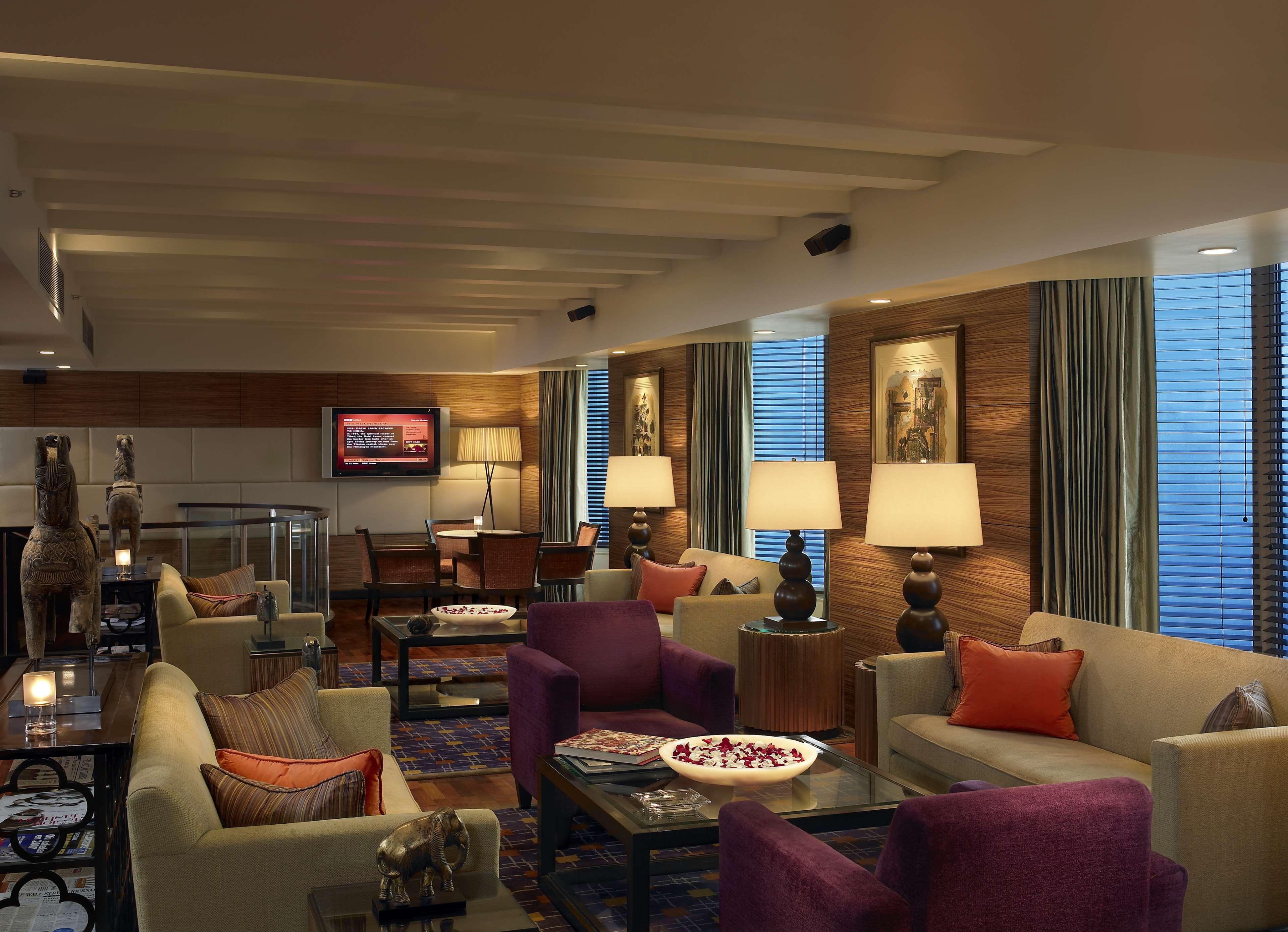 The Leela Mumbai, Airport Hotel Interior foto The lounge at the airport