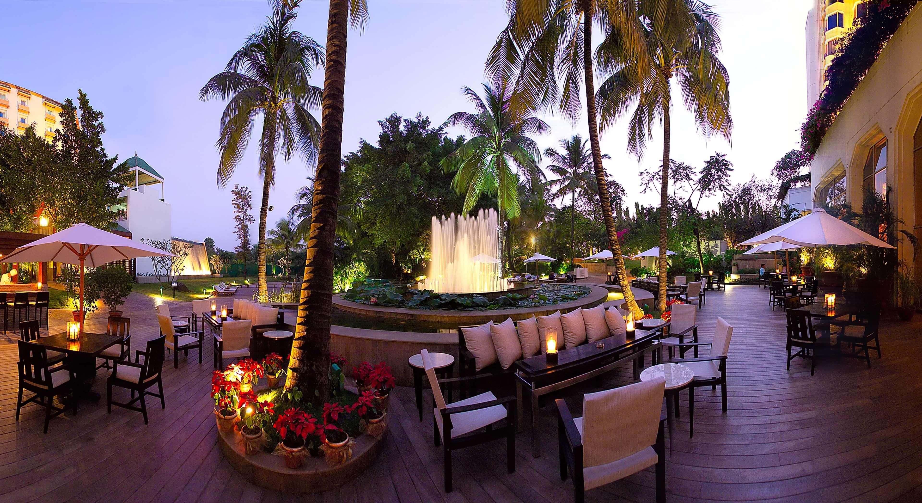 The Leela Mumbai, Airport Hotel Restoran foto The Royal Bar
