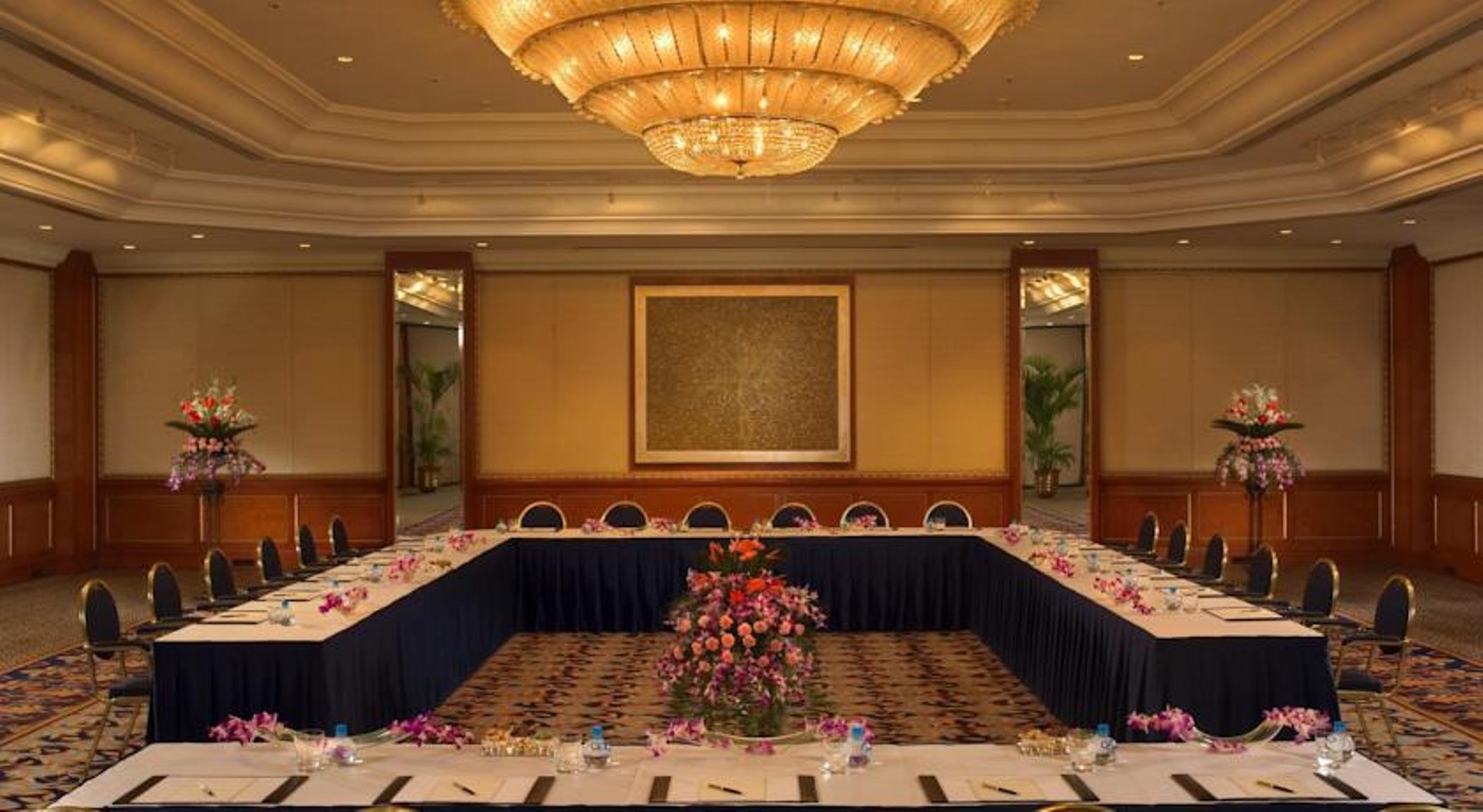 The Leela Mumbai, Airport Hotel Bagian luar foto A meeting room at the Taj Mahal Palace, Mumbai