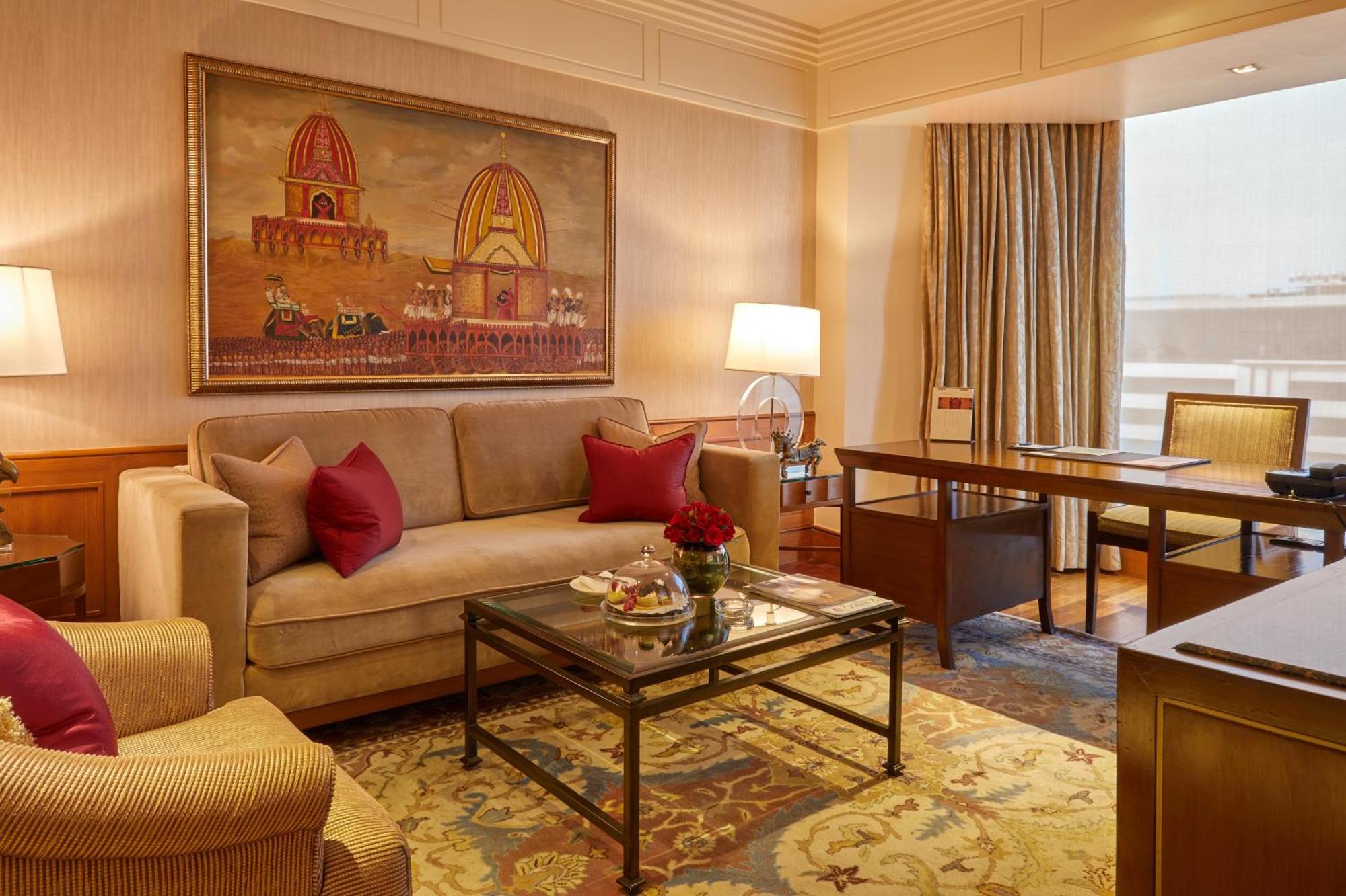 The Leela Mumbai, Airport Hotel Bagian luar foto A suite at the Taj Mahal Palace