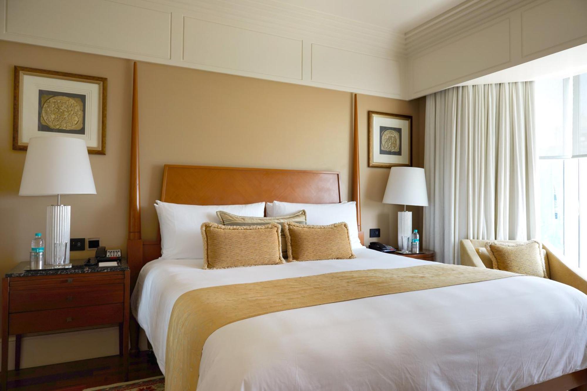 The Leela Mumbai, Airport Hotel Bagian luar foto A bedroom at the Taj Mahal Palace